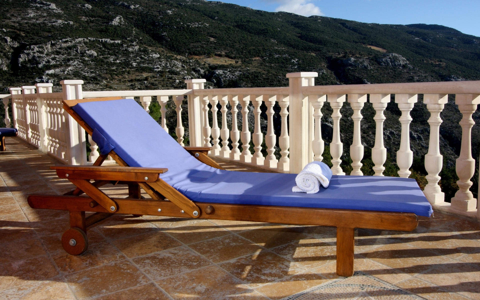 prendere-il-sole-sul-balcone-o-sul-terrazzo-legale-emilcasa